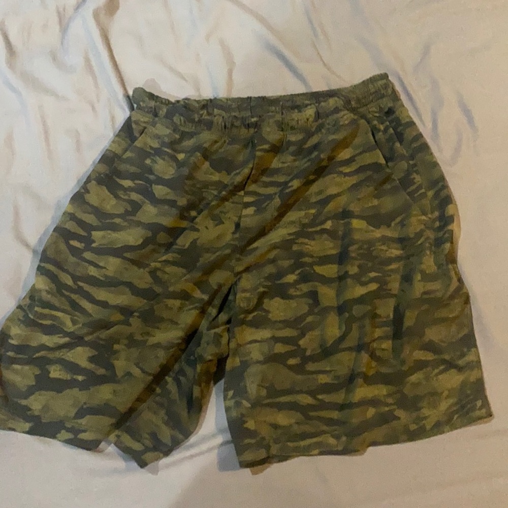 MENS LULULEMON LARGE SHORTS CAMO